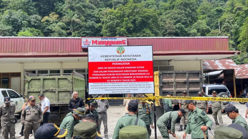 Kemenhut bersama tim gabungan menutup sejumlah tempat pemandian dan tempat usaha ilegal di TWA Mega Mendung, Lembah Anai, Kabupaten Tanah Datar, Sumbar, Rabu (25/6/2025). (Foto: BKSDA Sumbar)