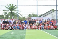 Peserta Soekarno Cup foto bersama dalam pembukaan turnamen yang digelar di Flamboyan Stadium, Sabtu (28/6/2025). (Foto: Dok. PA GMNI Sumbar)