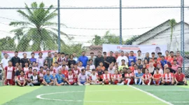 Peserta Soekarno Cup foto bersama dalam pembukaan turnamen yang digelar di Flamboyan Stadium, Sabtu (28/6/2025). (Foto: Dok. PA GMNI Sumbar)