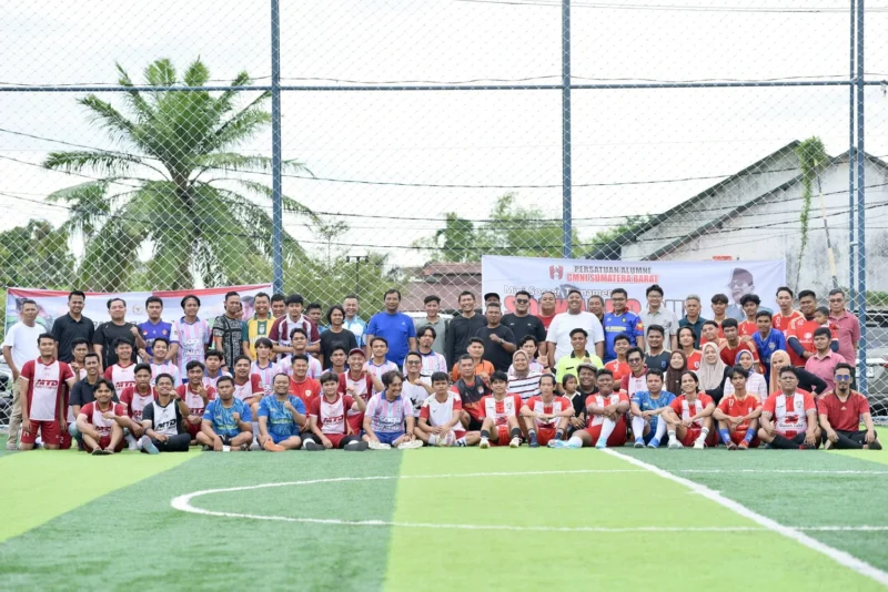 Peserta Soekarno Cup foto bersama dalam pembukaan turnamen yang digelar di Flamboyan Stadium, Sabtu (28/6/2025). (Foto: Dok. PA GMNI Sumbar)