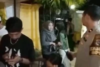 Korban penipuan lowongan pekerjaan saat membuat laporan di Mapolresta Padang, Senin dini hari (16/6/2025). (Foto: Ist)