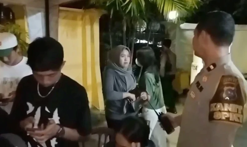 Korban penipuan lowongan pekerjaan saat membuat laporan di Mapolresta Padang, Senin dini hari (16/6/2025). (Foto: Ist)