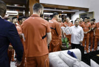 Presiden Prabowo Subianto menyambut para pemain, pelatih, dan ofisial Timnas Indonesia di kediaman pribadinya, Jalan Kertanegara, Jakarta, Jumat (6/6/2025). (Foto: BPMI Setpres)