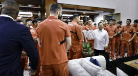 Presiden Prabowo Subianto menyambut para pemain, pelatih, dan ofisial Timnas Indonesia di kediaman pribadinya, Jalan Kertanegara, Jakarta, Jumat (6/6/2025). (Foto: BPMI Setpres)