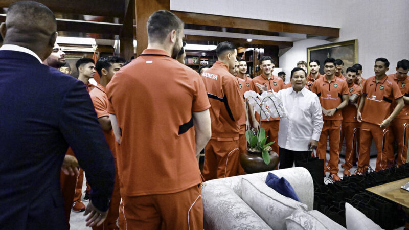 Presiden Prabowo Subianto menyambut para pemain, pelatih, dan ofisial Timnas Indonesia di kediaman pribadinya, Jalan Kertanegara, Jakarta, Jumat (6/6/2025). (Foto: BPMI Setpres)