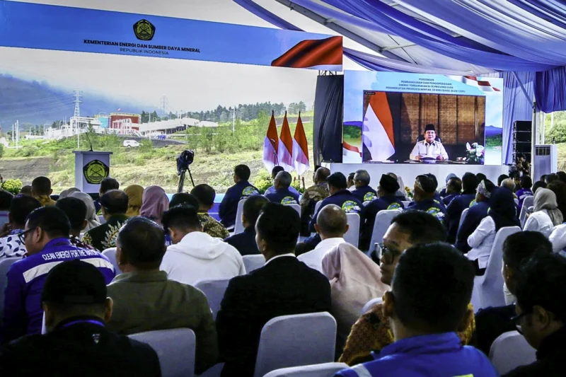 Presiden Prabowo Subianto meresmikan secara hybrid proyek pembangunan dan pengoperasian energi terbarukan di 15 provinsi, Kamis (26/6/2025). (Foto: BPMI Setpres)