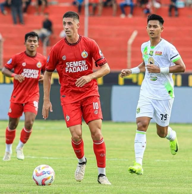 Bruno Dybal saat membela Semen Padang FC. (Foto: IG @brunodybal) 