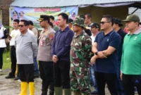 Bupati Padang Pariaman, John Kenedy Azis memimpin goro di Perumahan Kasai Permai, Nagari Kasang, Kecamatan Batang Anai, Rabu (18/6/2026). (Foto: Kominfo Padang Pariaman)