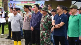 Bupati Padang Pariaman, John Kenedy Azis memimpin goro di Perumahan Kasai Permai, Nagari Kasang, Kecamatan Batang Anai, Rabu (18/6/2026). (Foto: Kominfo Padang Pariaman)