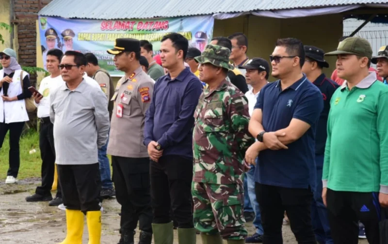 Bupati Padang Pariaman, John Kenedy Azis memimpin goro di Perumahan Kasai Permai, Nagari Kasang, Kecamatan Batang Anai, Rabu (18/6/2026). (Foto: Kominfo Padang Pariaman)