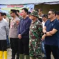 Bupati Padang Pariaman, John Kenedy Azis memimpin goro di Perumahan Kasai Permai, Nagari Kasang, Kecamatan Batang Anai, Rabu (18/6/2026). (Foto: Kominfo Padang Pariaman)