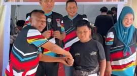 Camat Lubeg Nofiandi Amir menghadiri sunatan massal yang digelar Kongsi Kematian Masjid Al-Muhajjirin RW XI Kelurahan Parak Laweh Pulau Aia Nan XX Sabtu (28/6/2025). (Foto: Ist)