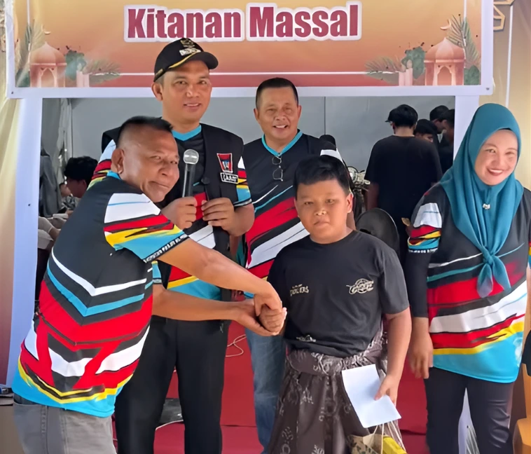 Camat Lubeg Nofiandi Amir menghadiri sunatan massal yang digelar Kongsi Kematian Masjid Al-Muhajjirin RW XI Kelurahan Parak Laweh Pulau Aia Nan XX Sabtu (28/6/2025). (Foto: Ist)