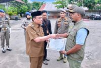Wakil Wali Kota Padang, Maigus Nasir melepas ASN dan Dubalang kembali ke OPD masing-masing, Selasa (10/6/2025). (Foto: Humas Satpol PP Padang)