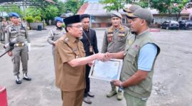 Wakil Wali Kota Padang, Maigus Nasir melepas ASN dan Dubalang kembali ke OPD masing-masing, Selasa (10/6/2025). (Foto: Humas Satpol PP Padang)
