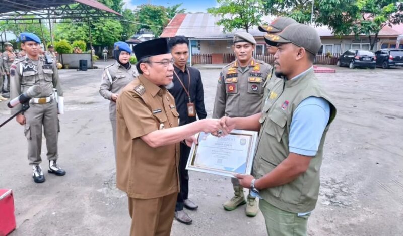 Wakil Wali Kota Padang, Maigus Nasir melepas ASN dan Dubalang kembali ke OPD masing-masing, Selasa (10/6/2025). (Foto: Humas Satpol PP Padang)