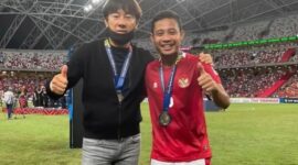 Evan Dimas bersama mantan pelatih Timnas Indonesia Shin Tae-yong. (Foto: IG @evhandimas)