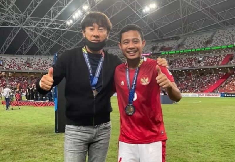 Evan Dimas bersama mantan pelatih Timnas Indonesia Shin Tae-yong. (Foto: IG @evhandimas)