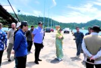 Wakil Bupati Pasbar, M. Ihpan mendampingi Kepala Kanwil DJPb Sumbar Syukriah HG mengunjungi Pelabuhan Teluk Tapang, Kamis (12/6/2025). (Foto: Kominfo Pasbar)