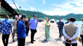 Wakil Bupati Pasbar, M. Ihpan mendampingi Kepala Kanwil DJPb Sumbar Syukriah HG mengunjungi Pelabuhan Teluk Tapang, Kamis (12/6/2025). (Foto: Kominfo Pasbar)
