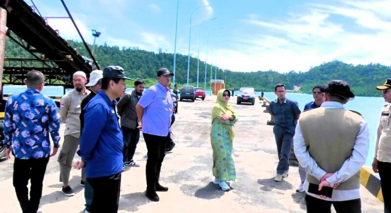 Wakil Bupati Pasbar, M. Ihpan mendampingi Kepala Kanwil DJPb Sumbar Syukriah HG mengunjungi Pelabuhan Teluk Tapang, Kamis (12/6/2025). (Foto: Kominfo Pasbar)