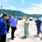 Wakil Bupati Pasbar, M. Ihpan mendampingi Kepala Kanwil DJPb Sumbar Syukriah HG mengunjungi Pelabuhan Teluk Tapang, Kamis (12/6/2025). (Foto: Kominfo Pasbar)