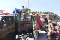 Petugas Satpol PP mengamankan sejumlah barang dagangan milik pedagang ke Markas Komando Satpol PP, Sabtu (14/6/2025). (Foto: Humas Satpol PP Padang)