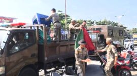 Petugas Satpol PP mengamankan sejumlah barang dagangan milik pedagang ke Markas Komando Satpol PP, Sabtu (14/6/2025). (Foto: Humas Satpol PP Padang)