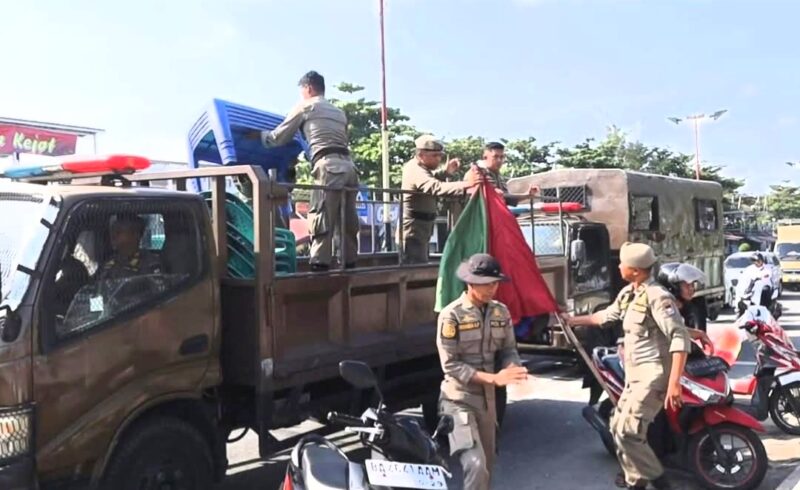Petugas Satpol PP mengamankan sejumlah barang dagangan milik pedagang ke Markas Komando Satpol PP, Sabtu (14/6/2025). (Foto: Humas Satpol PP Padang)