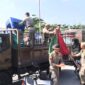 Petugas Satpol PP mengamankan sejumlah barang dagangan milik pedagang ke Markas Komando Satpol PP, Sabtu (14/6/2025). (Foto: Humas Satpol PP Padang)