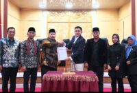 DPRD Padang Panjang mengesahkan Perda Pertanggungjawaban APBD 2024, Sabtu malam (14/6/2025). (Foto: Kominfo Padang Panjang)