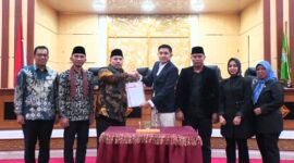 DPRD Padang Panjang mengesahkan Perda Pertanggungjawaban APBD 2024, Sabtu malam (14/6/2025). (Foto: Kominfo Padang Panjang)