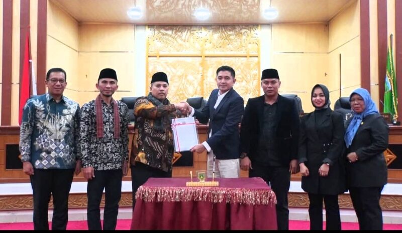 DPRD Padang Panjang mengesahkan Perda Pertanggungjawaban APBD 2024, Sabtu malam (14/6/2025). (Foto: Kominfo Padang Panjang)