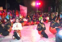 Puluhan murid SDN 31 Jati Tanah Tinggi menampilkan kesenian randai di Pujasera Pantai Padang, Sabtu malam (14/6/2025). (Foto: FB Diskominfo Padang)