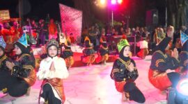 Puluhan murid SDN 31 Jati Tanah Tinggi menampilkan kesenian randai di Pujasera Pantai Padang, Sabtu malam (14/6/2025). (Foto: FB Diskominfo Padang)