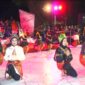 Puluhan murid SDN 31 Jati Tanah Tinggi menampilkan kesenian randai di Pujasera Pantai Padang, Sabtu malam (14/6/2025). (Foto: FB Diskominfo Padang)