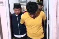 Kapolres Padang Pariaman AKBP Ahmad Faisol Amir saat mengamankan pelaku pembunuhan. (Foto: Ist)