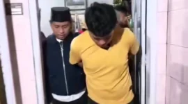 Kapolres Padang Pariaman AKBP Ahmad Faisol Amir saat mengamankan pelaku pembunuhan. (Foto: Ist)