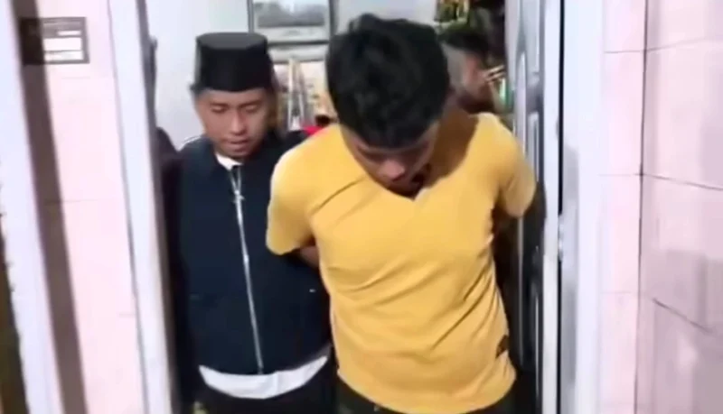 Kapolres Padang Pariaman AKBP Ahmad Faisol Amir saat mengamankan pelaku pembunuhan. (Foto: Ist)