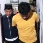 Kapolres Padang Pariaman AKBP Ahmad Faisol Amir saat mengamankan pelaku pembunuhan. (Foto: Ist)