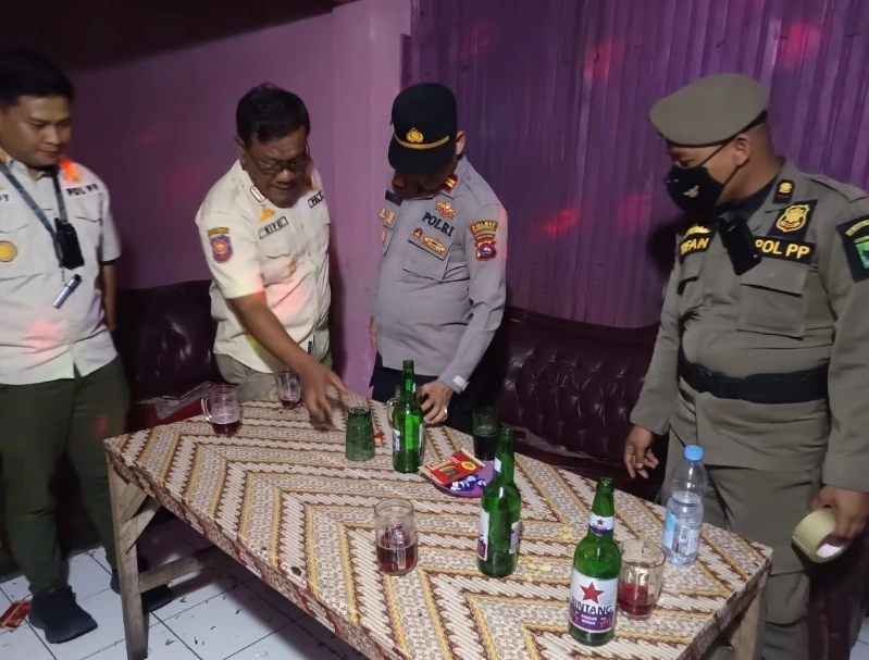 Pemkab Padang Pariaman menertibkan kafe-kafe ilegal yang marak beroperasi hingga larut malam di wilayah Batang Anai. (Foto: Pemkab Padang Pariaman)