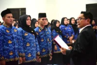 Bupati Padang Pariaman John Kenedy Azis menyerahkan SK pengangkatan PPPK di lingkungan Pemkab Padang Pariaman, Kamis (26/6/2025). (Foto: Kominfo Padang Pariaman)