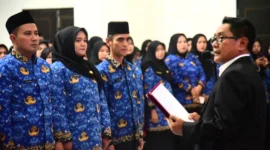 Bupati Padang Pariaman John Kenedy Azis menyerahkan SK pengangkatan PPPK di lingkungan Pemkab Padang Pariaman, Kamis (26/6/2025). (Foto: Kominfo Padang Pariaman)