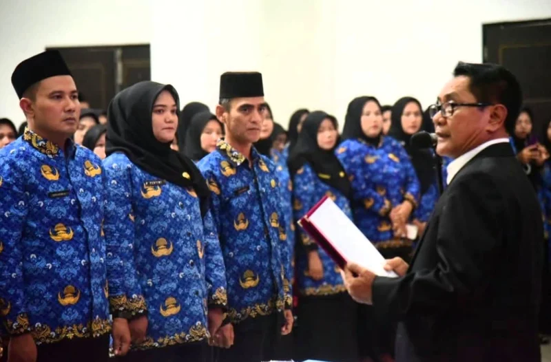 Bupati Padang Pariaman John Kenedy Azis menyerahkan SK pengangkatan PPPK di lingkungan Pemkab Padang Pariaman, Kamis (26/6/2025). (Foto: Kominfo Padang Pariaman)
