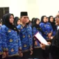 Bupati Padang Pariaman John Kenedy Azis menyerahkan SK pengangkatan PPPK di lingkungan Pemkab Padang Pariaman, Kamis (26/6/2025). (Foto: Kominfo Padang Pariaman)