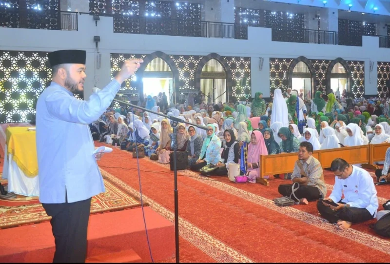 Pemko Padang menggelar Tabligh Akbar menyambut Tahun Baru Islam 1447 H di Masjid Raya Syeikh Ahmad Khatib Al-Minangkabawi, Jumat (27/6/2025). (Foto: Prokopim Padang)