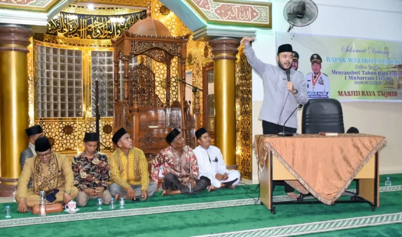 Wali Kota Padang Fadly Amran menghadiri peringatan Tahun Baru Islam di Masjid Raya Taqrib, Kelurahan Rawang, Jumat (27/6/2025). (Foto: Prokopim Padang)