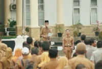 Wabup Solsel Yulian Elfi memberikan arahan kepada ASN di lingkungan Pemkab Solsel, Senin (30/6/2025). (Foto: Pemkab Solsel)