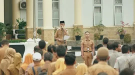 Wabup Solsel Yulian Elfi memberikan arahan kepada ASN di lingkungan Pemkab Solsel, Senin (30/6/2025). (Foto: Pemkab Solsel)
