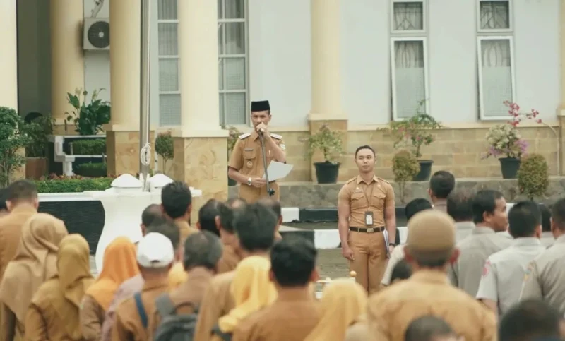 Wabup Solsel Yulian Elfi memberikan arahan kepada ASN di lingkungan Pemkab Solsel, Senin (30/6/2025). (Foto: Pemkab Solsel)